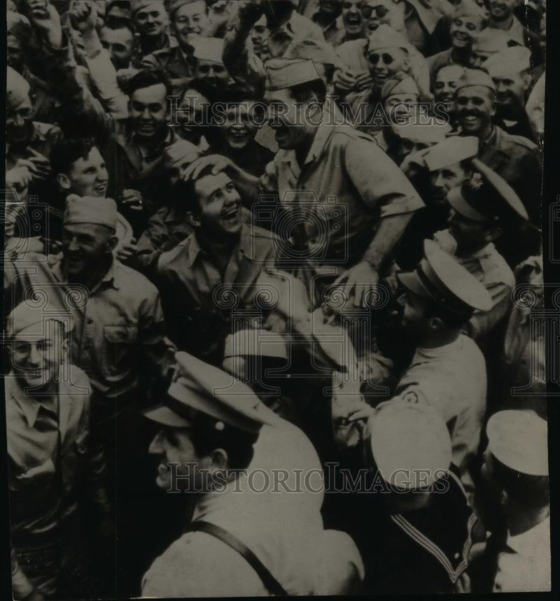 Load image into Gallery viewer, 1945 Press Photo Joe E. Brown in Australia
