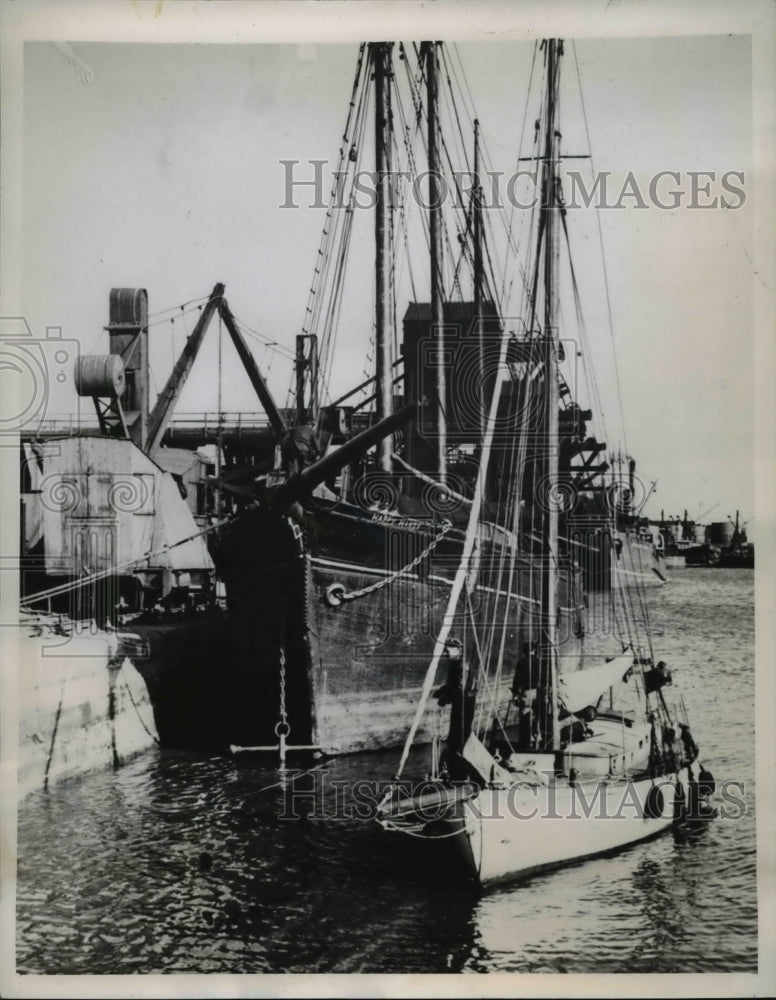 1946 Press Photo of Robert W. McKinley and Walter Kumeski on their small yacht.