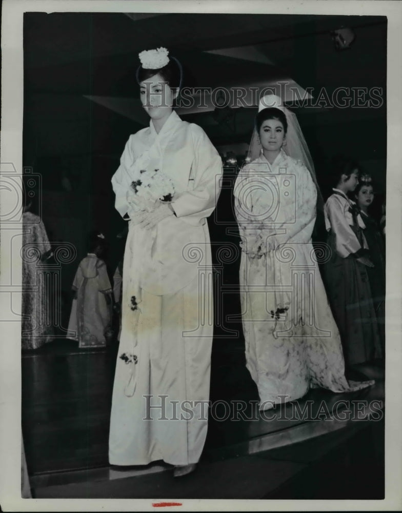 Load image into Gallery viewer, 1963 Press Photo of traditional Japanese bridal wear.
