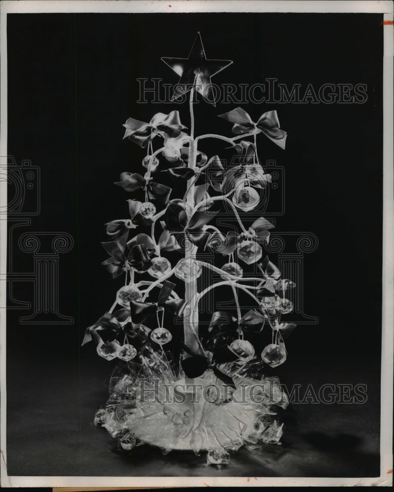 Load image into Gallery viewer, 1952 Press Photo of Christmas center piece.
