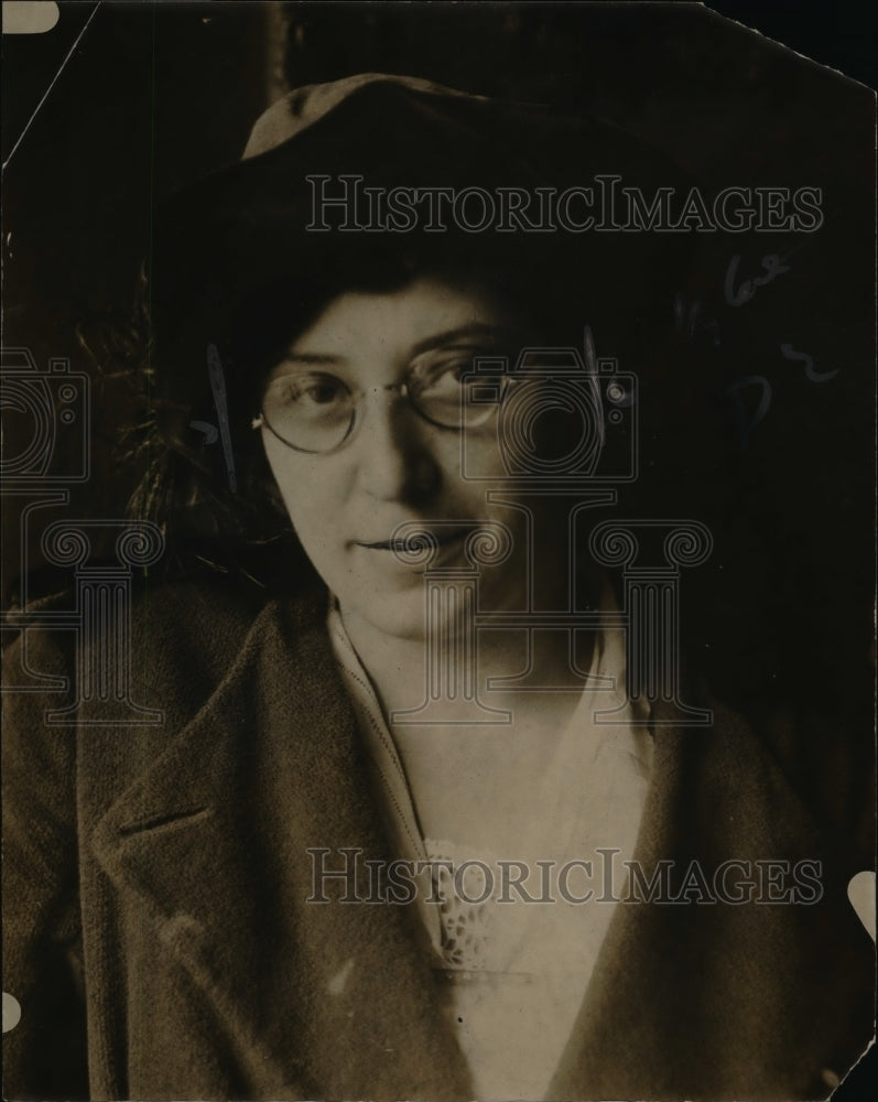 1921 Press Photo A photo of Mrs. E.D Sashnian in Cleveland served on July
