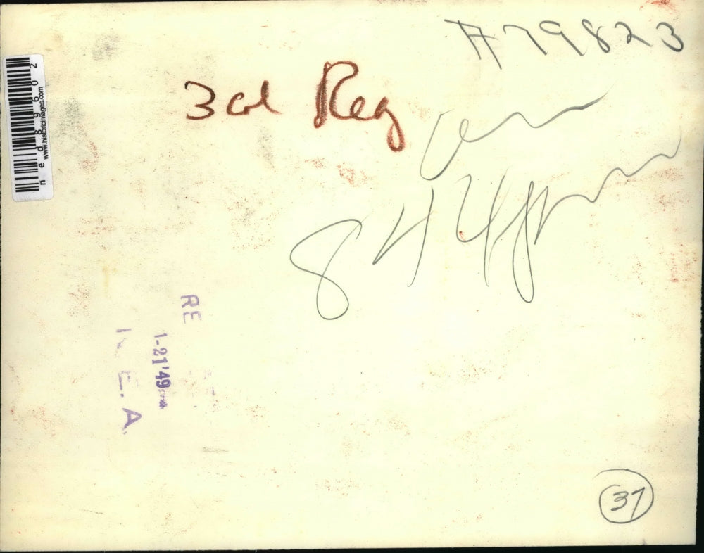 1949 Press Photo Artist Jose R. Maas kneels at $1,000,000 treasure of El Greco's