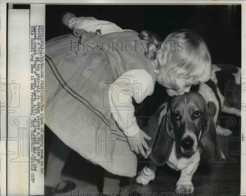 1960 Press Photo 2-year-old Jo Ahton planted a big kiss on "Tray's" head