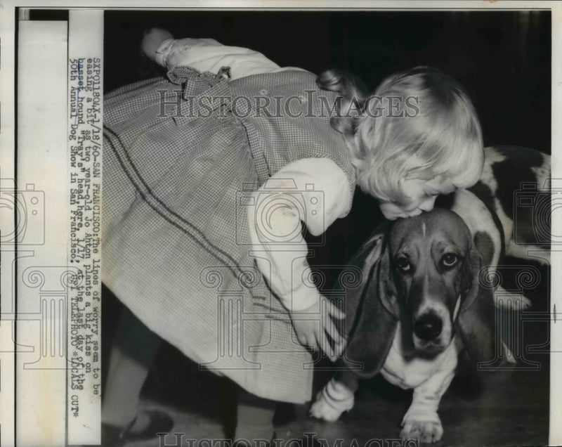 Load image into Gallery viewer, 1960 Press Photo 2-year-old Jo Ahton planted a big kiss on "Tray's" head
