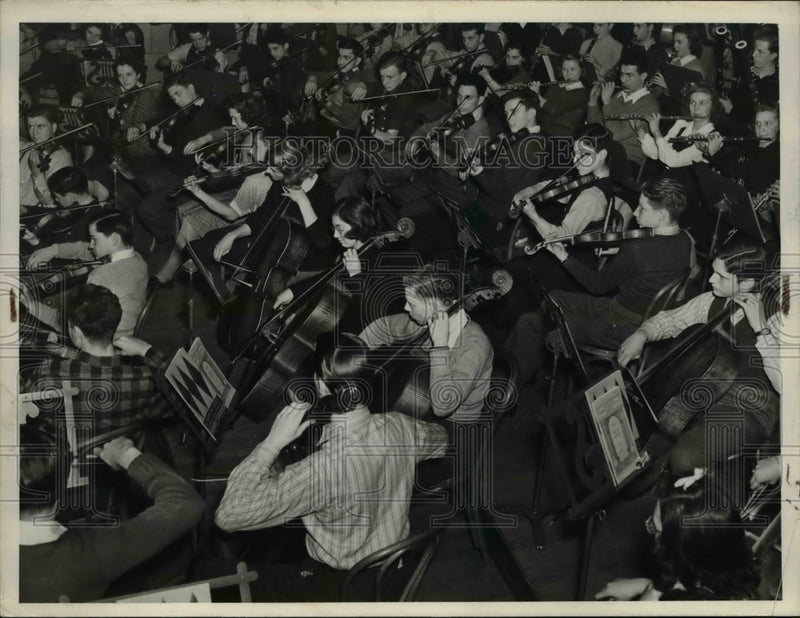 Load image into Gallery viewer, 1941 Press Photo Cleveland Heights High School Orchestra
