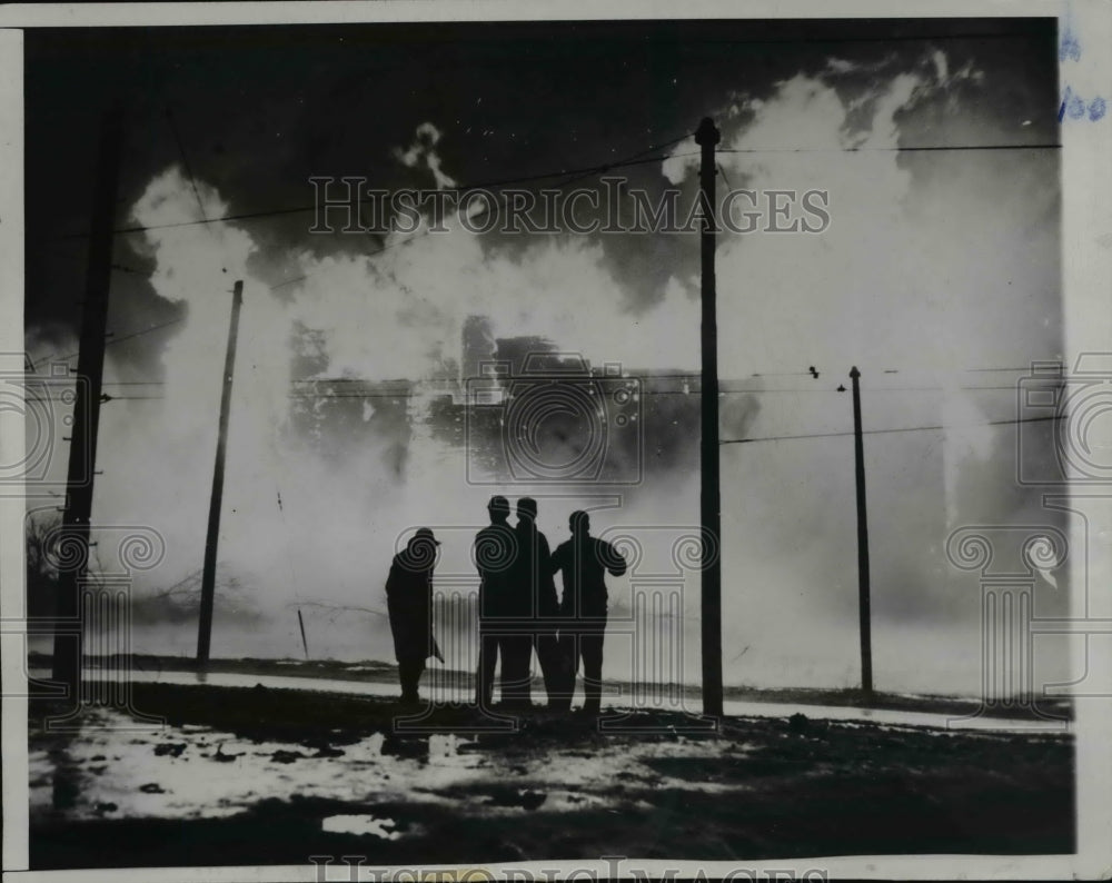 1945 Press Photo Fire and several explosions at Atlantic Elevator Co.in Minn