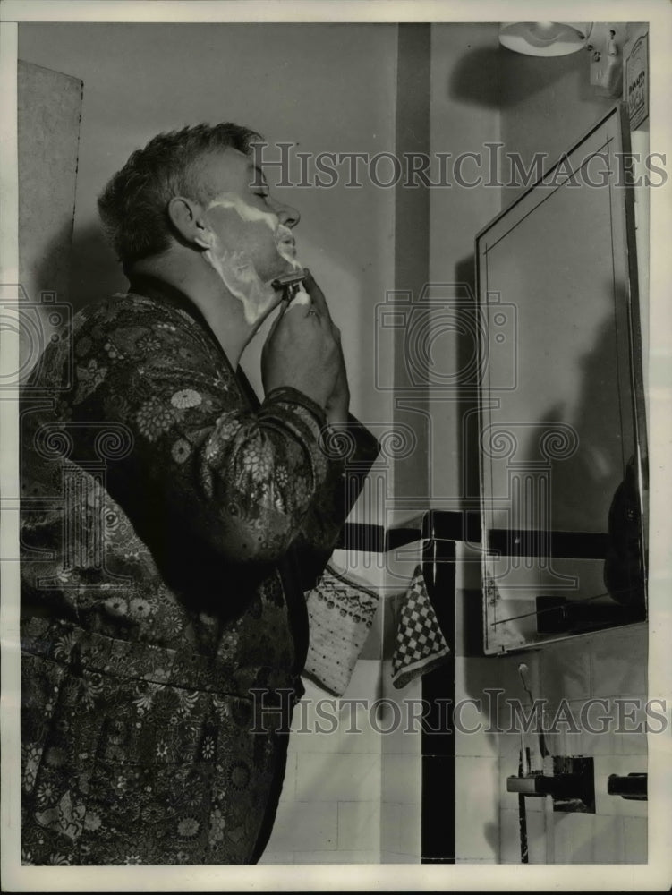 Load image into Gallery viewer, 1939 Press Photo Mr. Melchior pictured clean shaven who stands 6'4"

