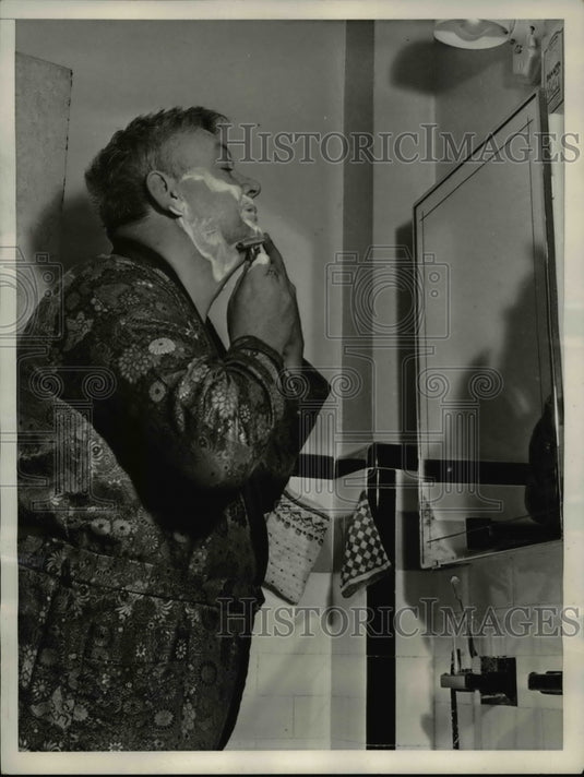 1939 Press Photo Mr. Melchior pictured clean shaven who stands 6'4"