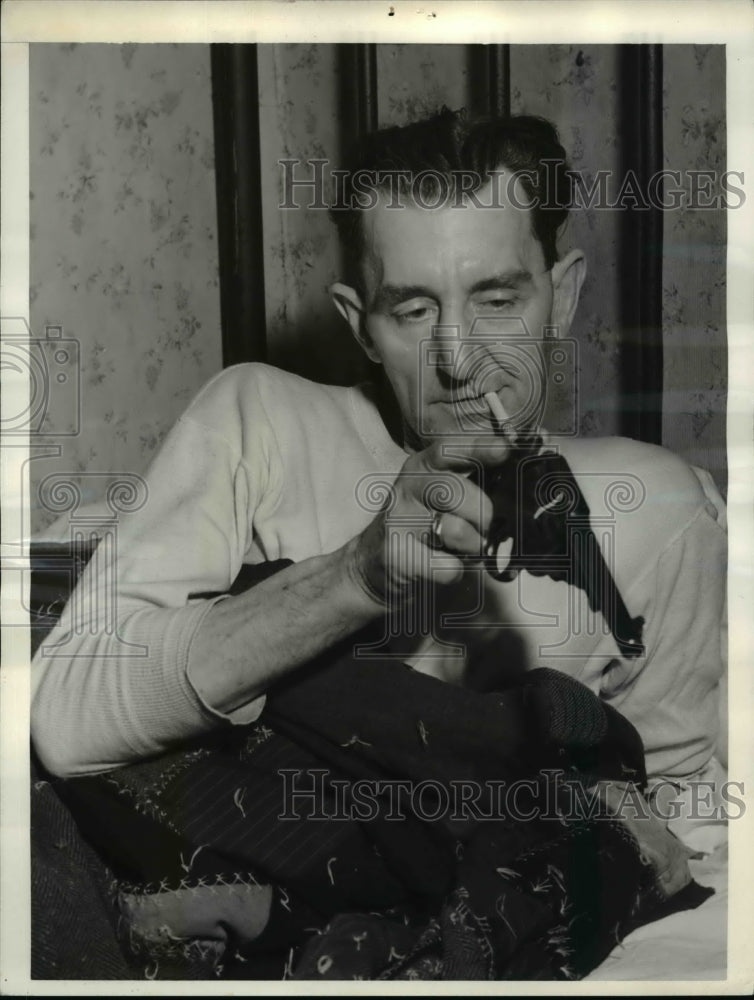 1941 Press Photo Frederick Pierce, encounters 2 bandits in a battle