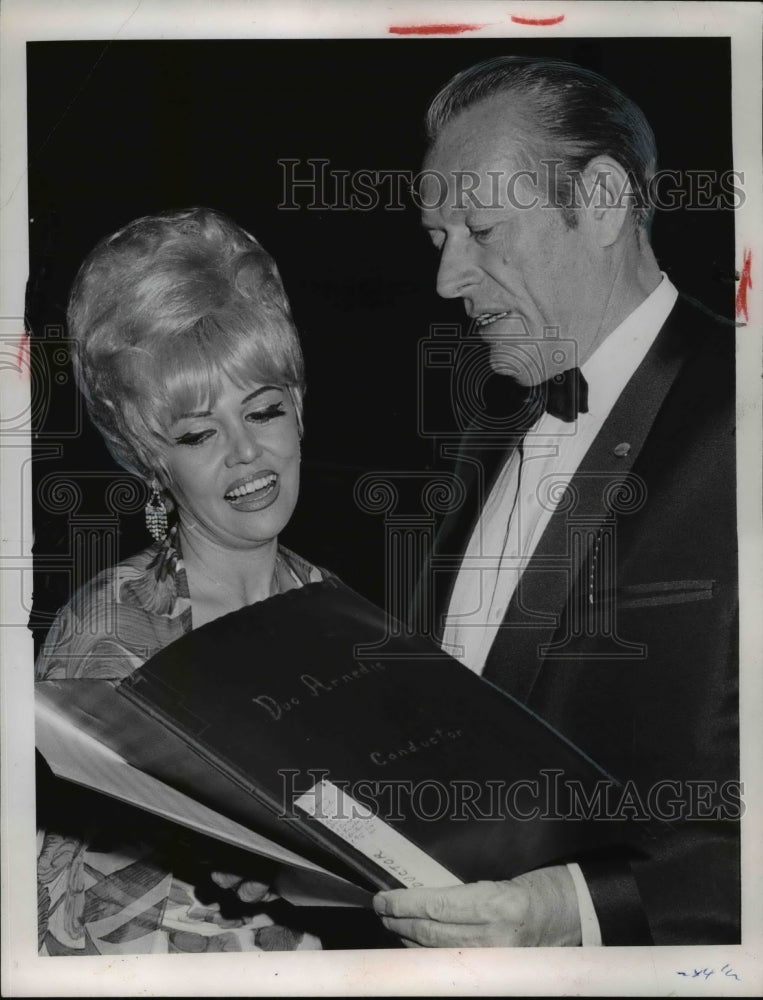 Press Photo vaughn and Lola Lez,looking over the scores