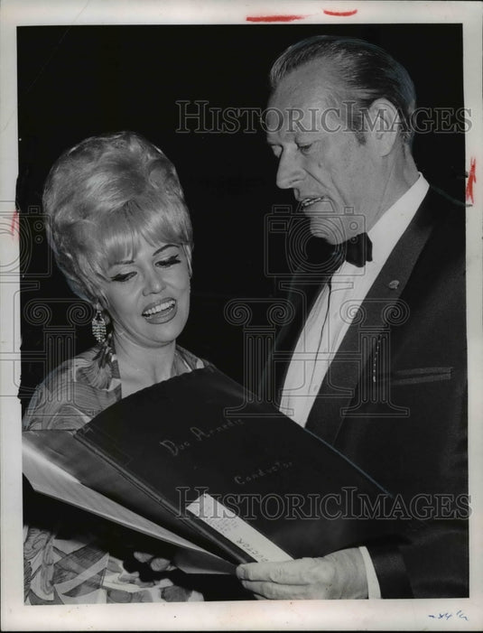 Press Photo vaughn and Lola Lez,looking over the scores
