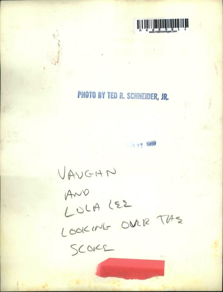 Press Photo vaughn and Lola Lez,looking over the scores