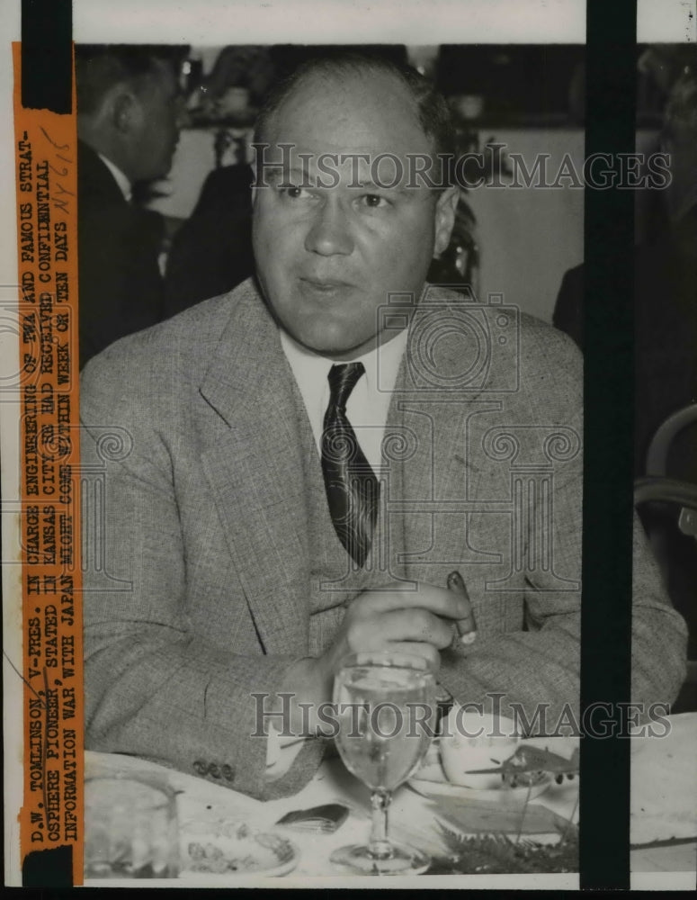 1940 Press Photo D.W.Tomlinson receives confidential information war w/ Japan