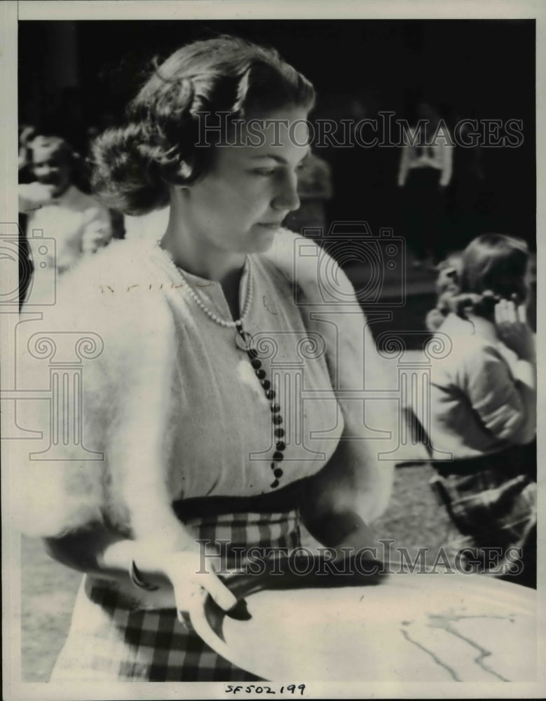 Load image into Gallery viewer, 1939 Press Photo Gloria Sombornformer screen star daughter, marries Anderson
