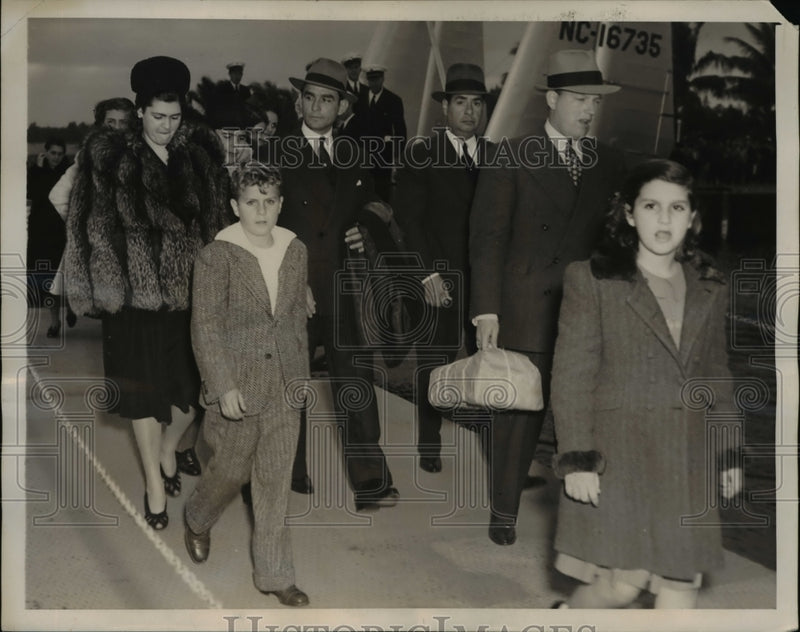 Load image into Gallery viewer, 1941 Press Photo of Cuban Army and Police officials arriving in Miami.
