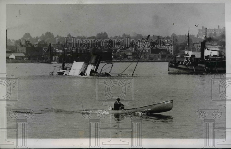 Load image into Gallery viewer, 1937 Press Photo of a boat that sank and two drowned.
