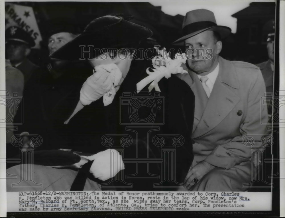 1954 Press Photo Widow Mrs. Mary M. Hubbard comforted by Charles Pendleton