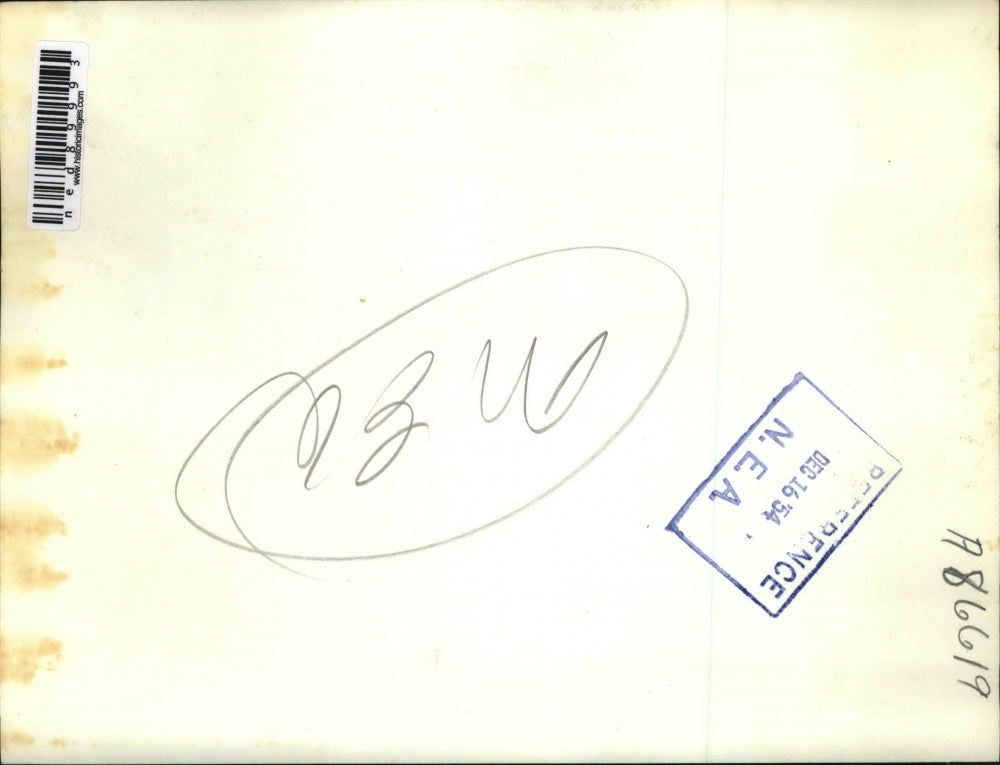 1954 Press Photo Widow Mrs. Mary M. Hubbard comforted by Charles Pendleton