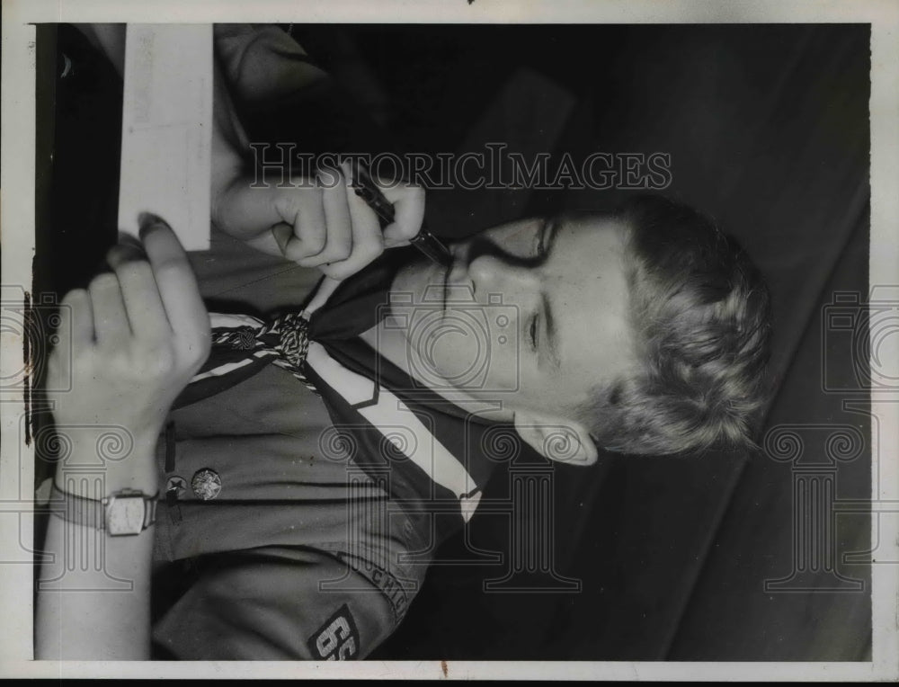 1937 Press Photo Charles Palmouist, boy scout of Chicago, Ill., writes a letter