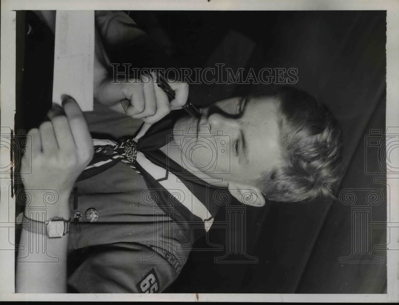 Load image into Gallery viewer, 1937 Press Photo Charles Palmouist, boy scout of Chicago, Ill., writes a letter
