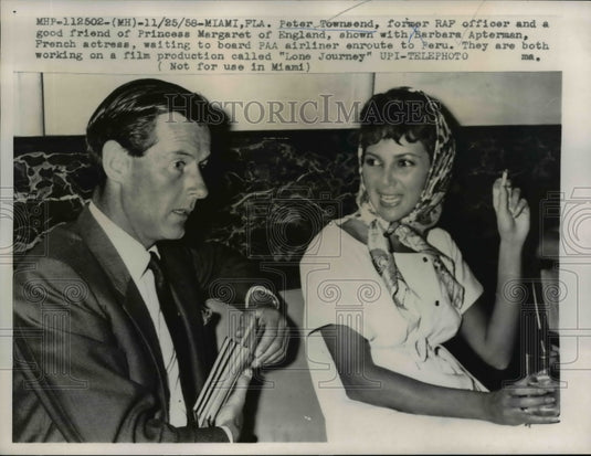 1958 Press Photo Peter Townsend with Barbara Apterman waiting to board a plane