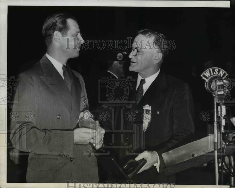 Load image into Gallery viewer, 1941 Press Photo Mayor Maurice J. Tobin receives an award from J. Monroe Johnson
