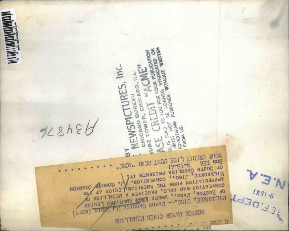 1941 Press Photo Mayor Maurice J. Tobin receives an award from J. Monroe Johnson