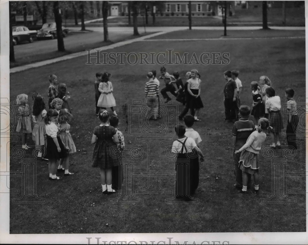 1957 Press Photo of 1st graders at Mark Twin school