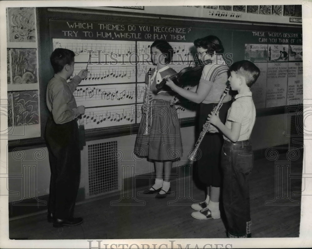 1955 Press Photo Students with their musical instrument at R.Harper School