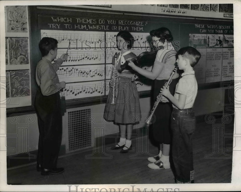 Load image into Gallery viewer, 1955 Press Photo Students with their musical instrument at R.Harper School
