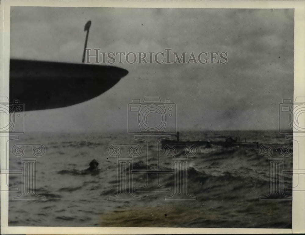 1940 Press Photo The Coast Guard amphibian plane rescuing two fishermen