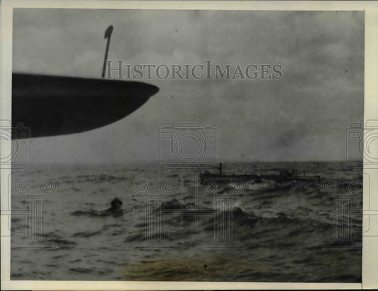 1940 Press Photo The Coast Guard amphibian plane rescuing two fishermen