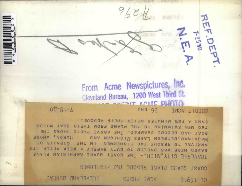 1940 Press Photo The Coast Guard amphibian plane rescuing two fishermen