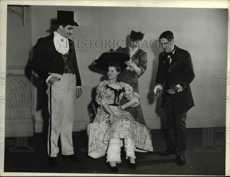 Load image into Gallery viewer, 1941 Press Photo Holle Brothers Co. Annual Rescue
