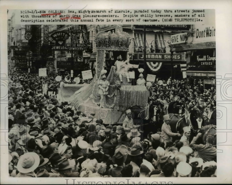Load image into Gallery viewer, 1949 Press Photo Mighty Monarc of Misrule pareded at Mardi Gras
