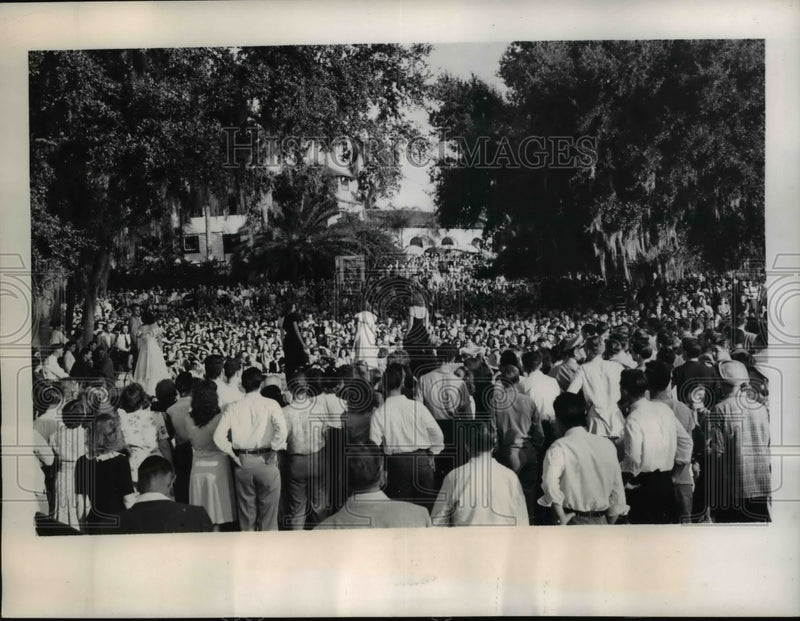 Load image into Gallery viewer, 1946 Press Photo 6,000 people gathered for Annual Selection of Tangerine Queen
