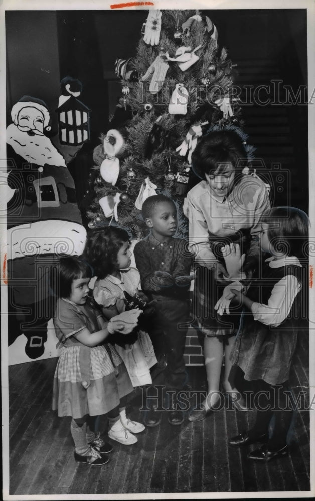 Load image into Gallery viewer, 1965 Press Photo Tremont Elementary School kindergartners on their mittens
