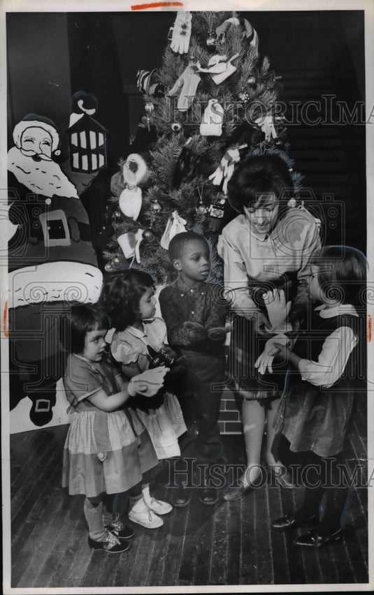 1965 Press Photo Tremont Elementary School kindergartners on their mittens