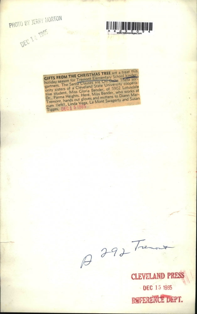 1965 Press Photo Tremont Elementary School kindergartners on their mittens