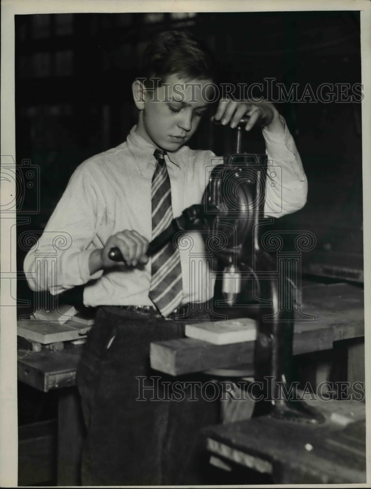 Load image into Gallery viewer, 1938 Press Photo Edward Drabek of Tremont School
