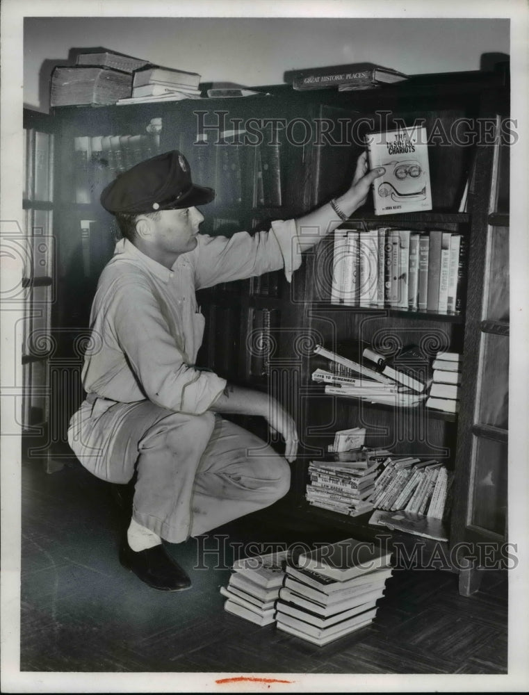 1959 Press Photo Cleveland heights Fireman Gene O'Brien