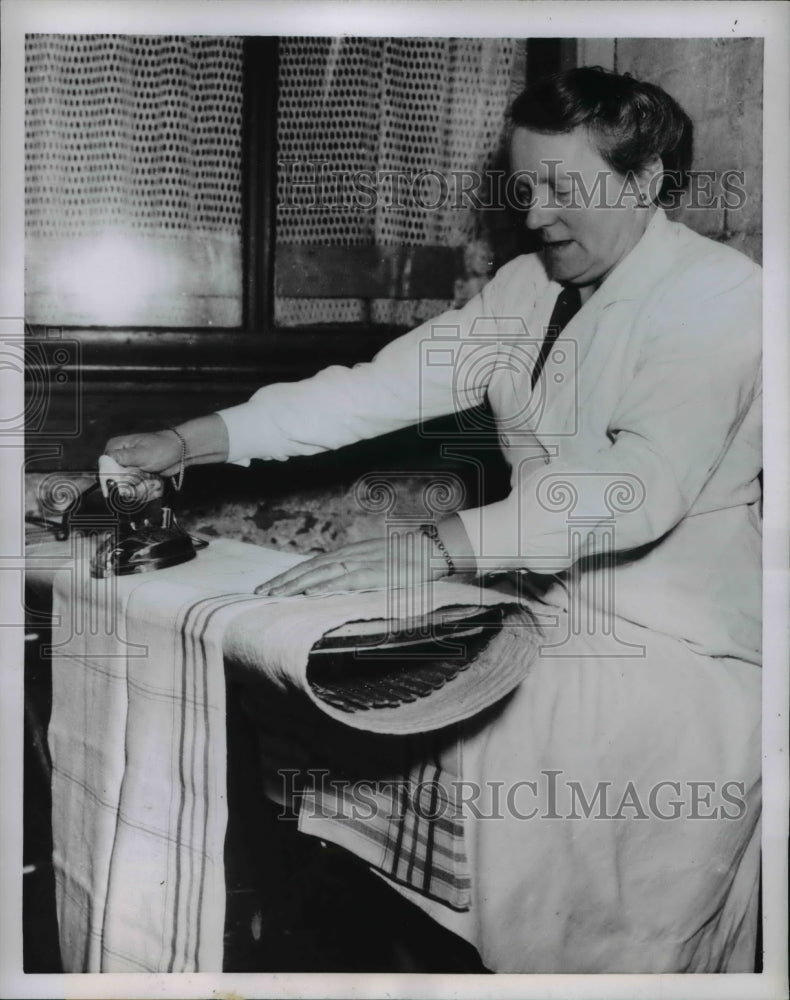Load image into Gallery viewer, 1954 Press Photo Mrs.D. Kuys-De Wit on her Ironing board invention
