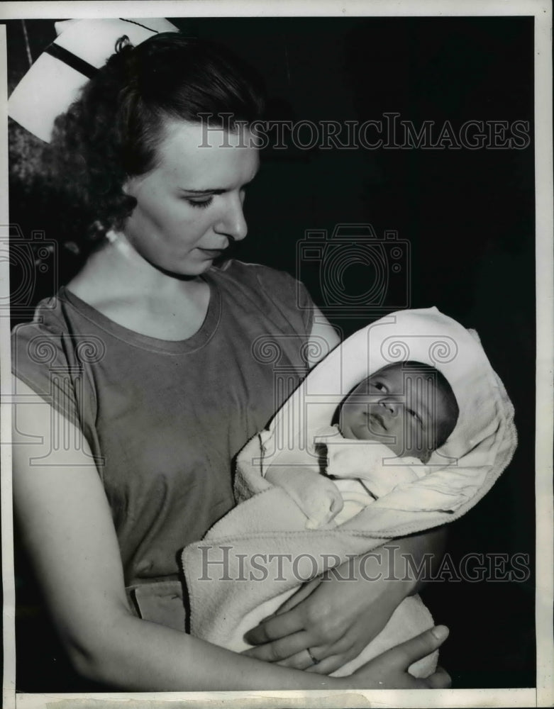 Load image into Gallery viewer, 1940 Press Photo Baby Judith,songwriter Jimm McHugh's daughter
