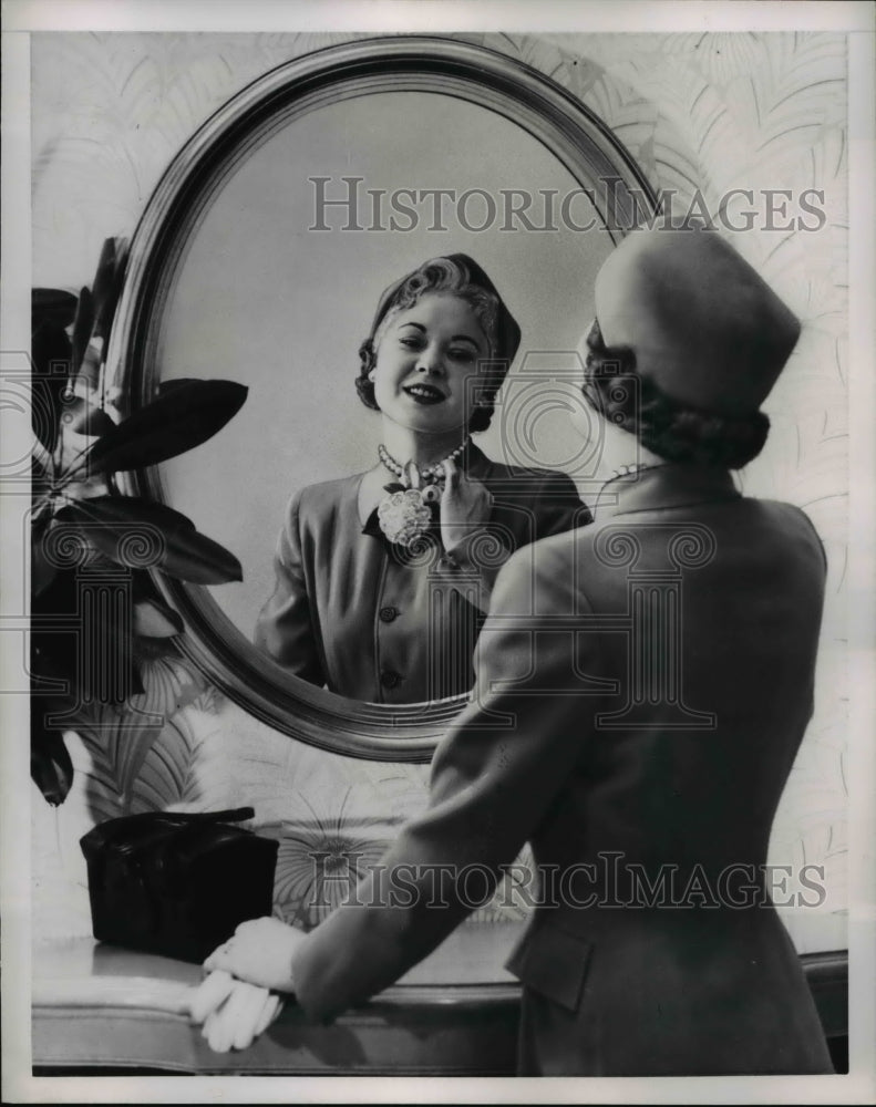 Load image into Gallery viewer, 1951 Press Photo Mother's Day Fashion for 1951
