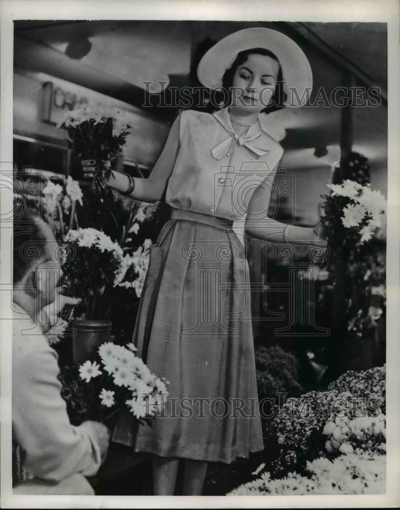 Load image into Gallery viewer, 1951 Press Photo Fashions for Spring 1951
