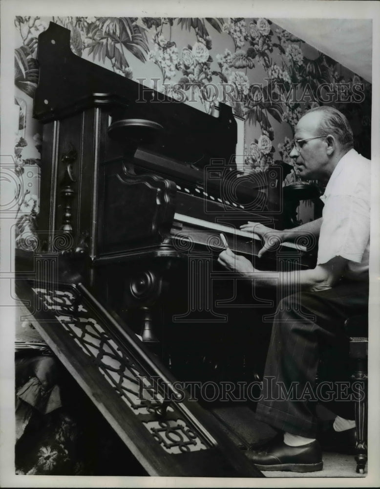 Load image into Gallery viewer, 1957 Press Photo Otto Pauley "The Organ Man"

