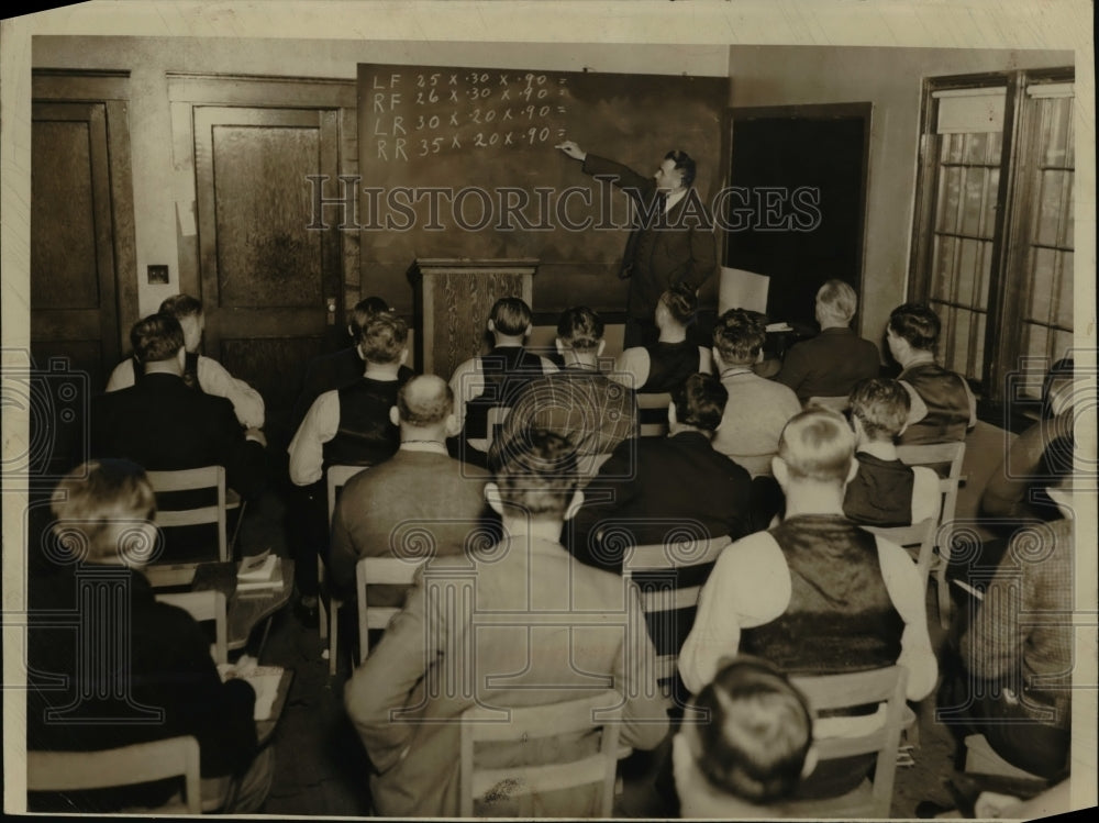 1938 Press Photo of a class in a police academy. Lt. Lenahan at chalkboard.