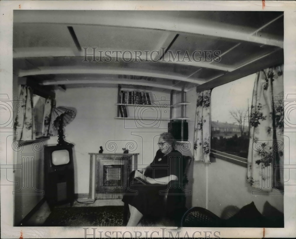1949 Press Photo of woman sitting in one of five rooms in house that was fomerly