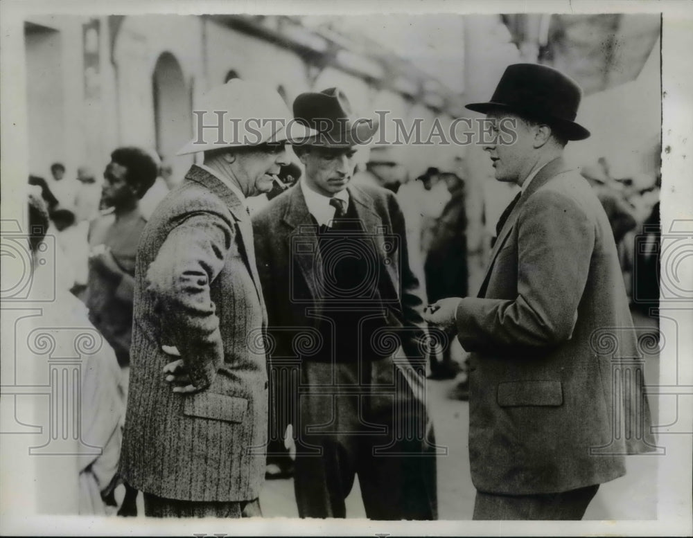 1939 Press Photo of General Eric Virgin (L) speaks with R. Stonemore, and E.W.
