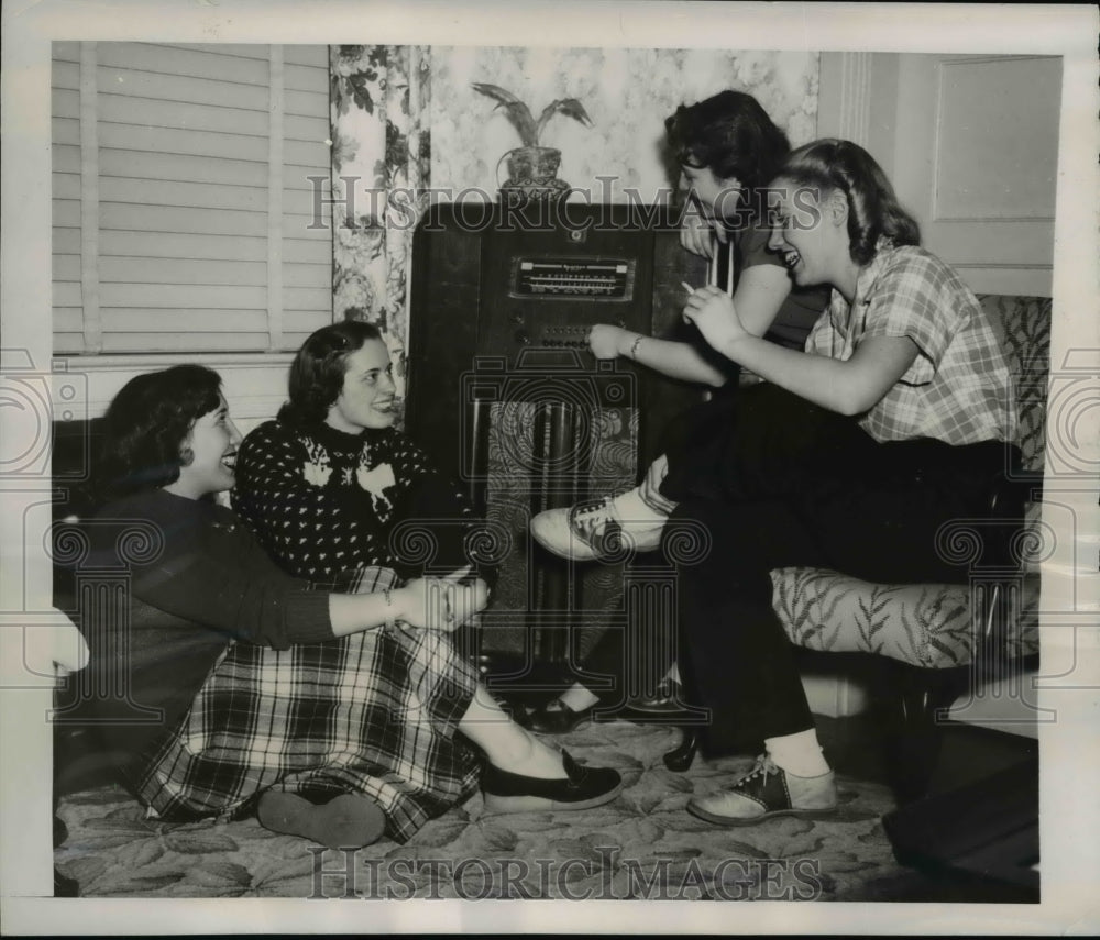 1949 Press Photo of girls that attend the Berkshire School for Girls listening